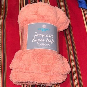 Comfort Bay Peach Jacquard Plush Throw
